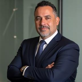Retrato profissional de Ricardo Almeida, especialista em compliance regulatório, com expressão séria e focada.