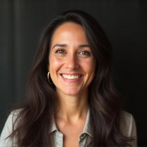Retrato profissional de Juliana Santos, analista de dados de auditoria, com um sorriso acolhedor.