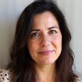 Retrato profissional de Maria Fernanda, especialista em gestão de projetos sociais.